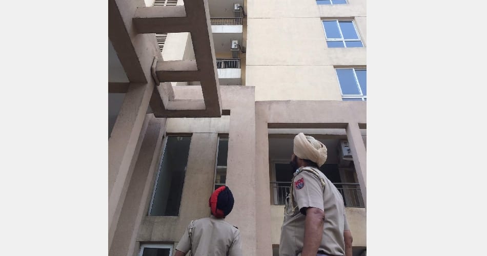 Death of a young man falling from the 8th floor
