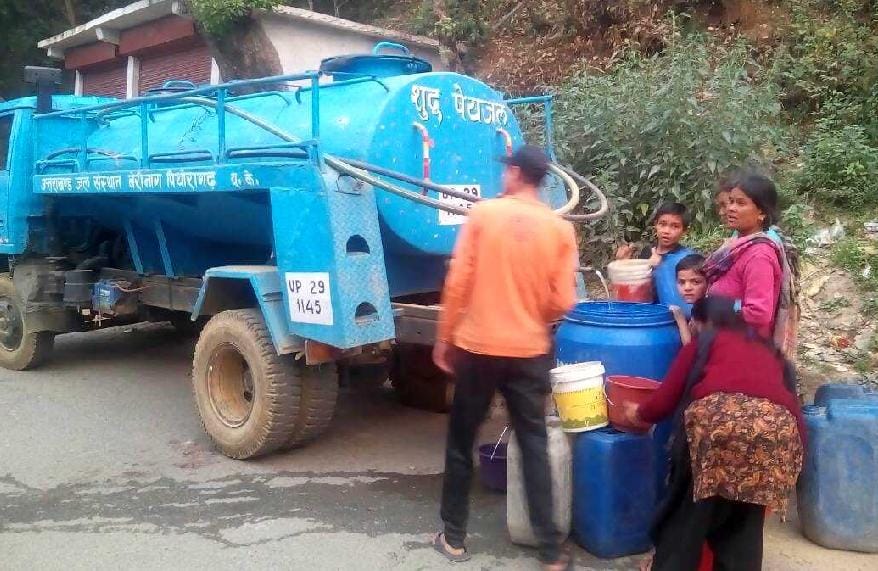 Water from the tankers in Bediag