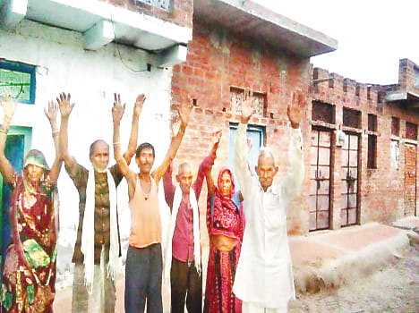 Sloganeering against officials not getting electricity