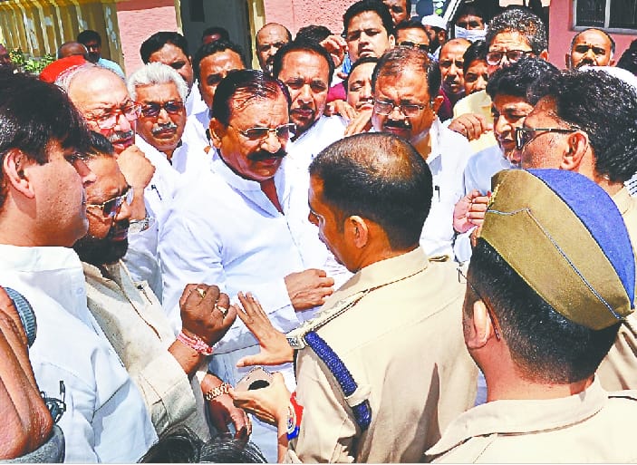 SP leaders prevent from going to sadak dudhaly