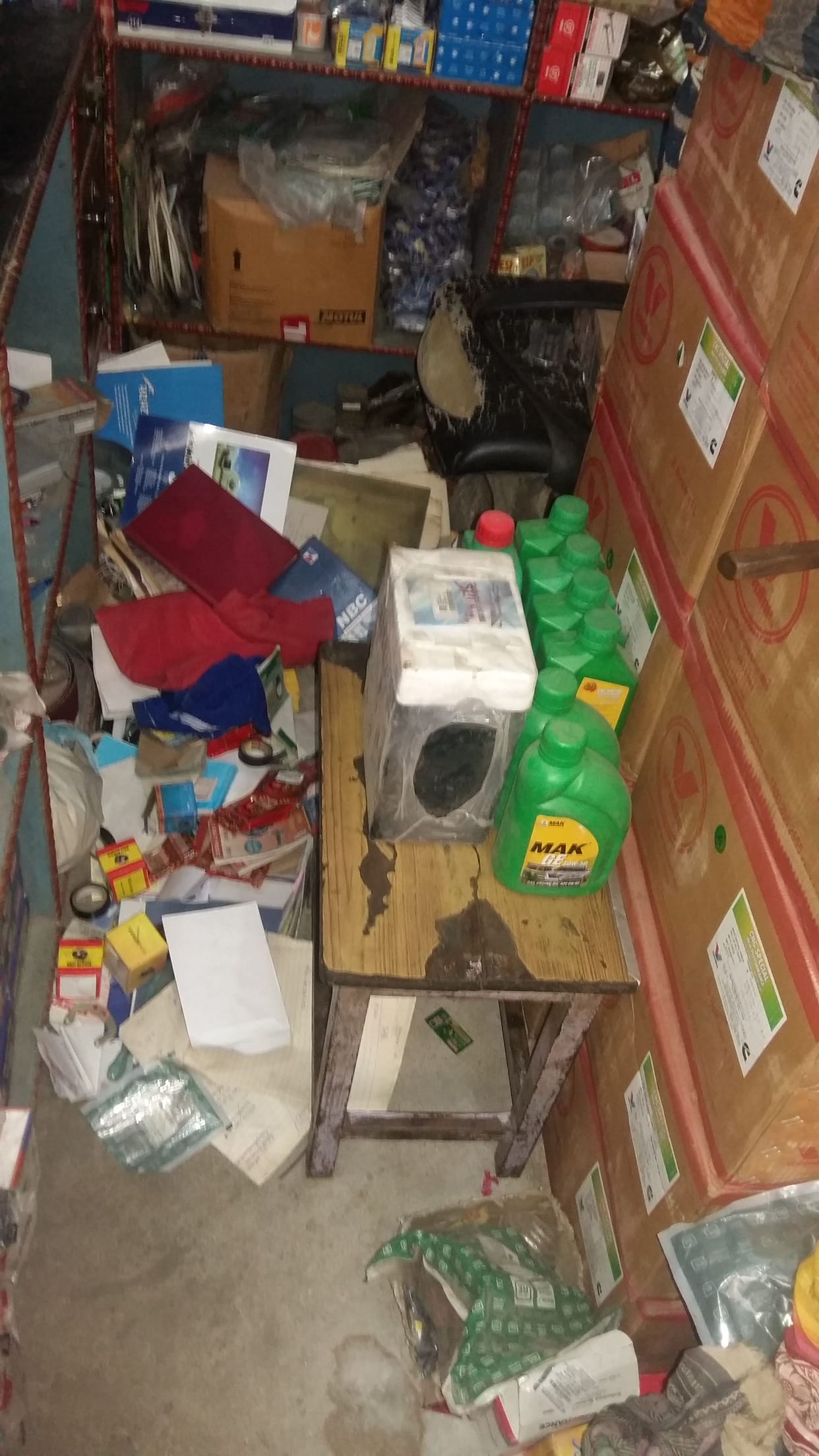 The goods of 2 lakhs stolen from house and shop