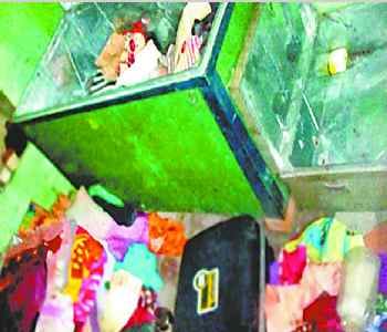  Thieves crossed four lakhs of goods including cash