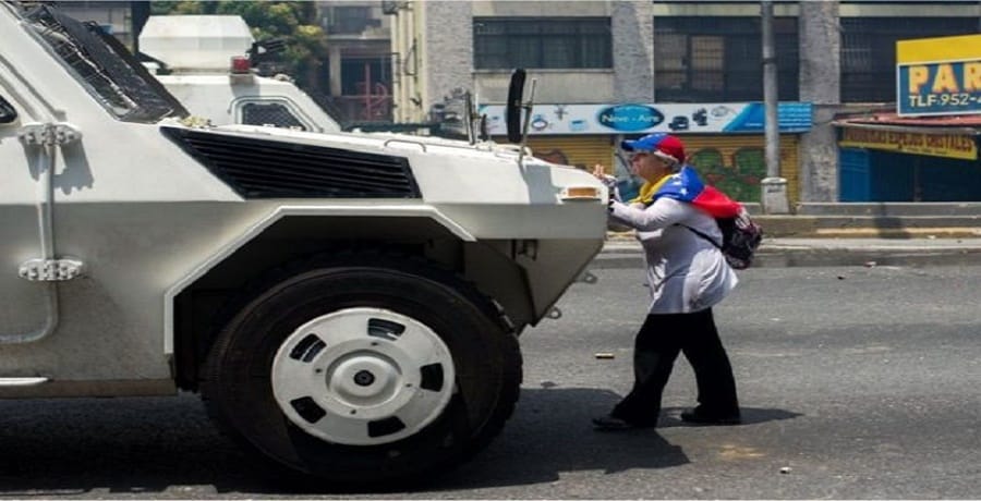 Venezuela: The woman and the armored truck