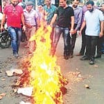 रामपुर के मिस्टन गंज चौराहे पर पाकिस्तान का पुतला फंूकते विश्व हिन्दू महासंघ के कार्यकर्ता । अमर उजाला