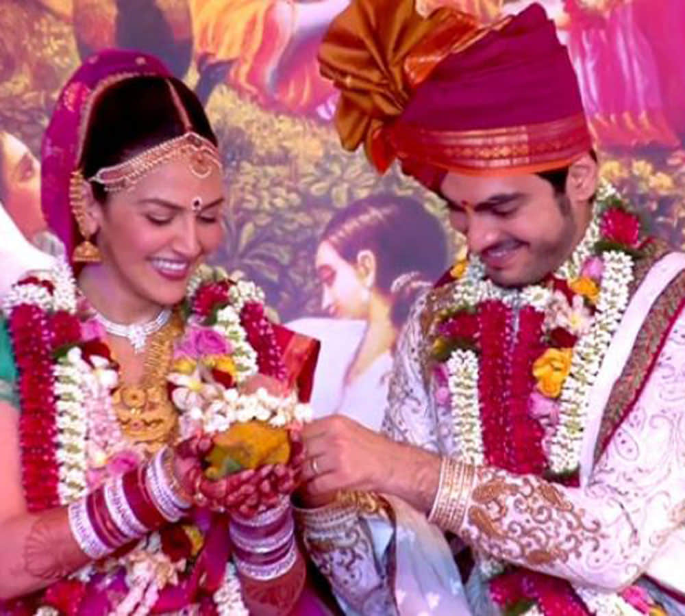 bollywood actress esha deol watch pregnant wedding photo 