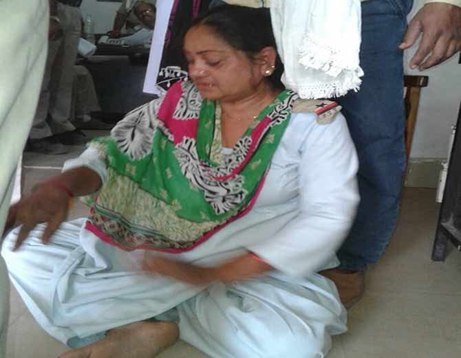 Female ASI thrashed by head constable inside police station in satna 