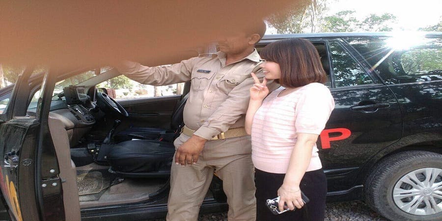 I-10 Japanese woman bumped by scorpio, cool in taking the police selfie