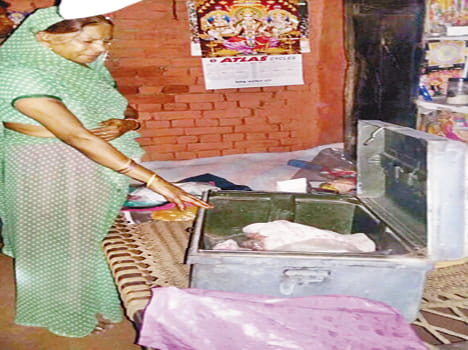 Millions of jewelery and cash theft from three houses