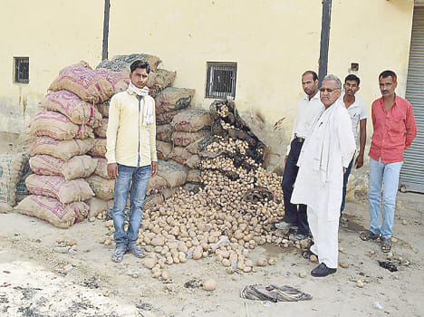 Fire broke out in a shop in Mandi, four stolen