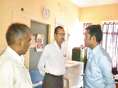 Four doctors cut one day's salary in absentia