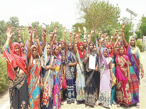 Women reaching the door of the DM to remove the contract