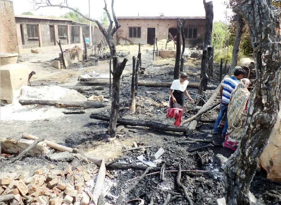 Four houses burnt by fire in the Itaiyaa village, women and teenage ghosals