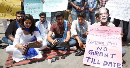 chandigarh punjab university fee hike protest, nsui, boot polish