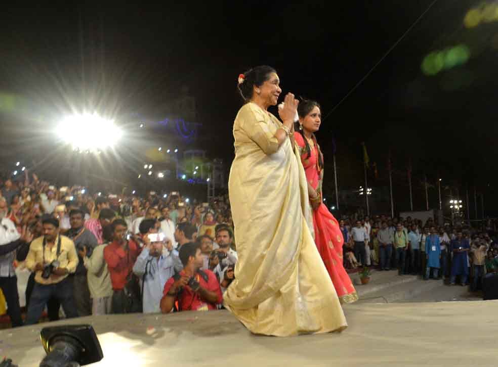 asha bhosle sing jhumka gira re in varanasi at sur ganga music festival