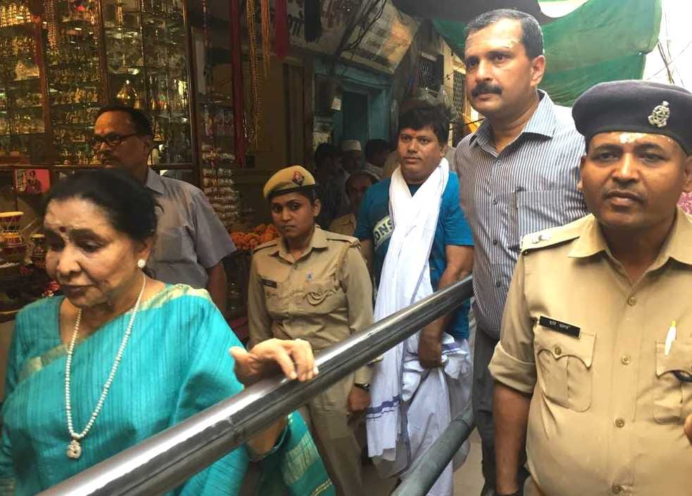 asha bhosle reached kashi vishwnath temple and do pray