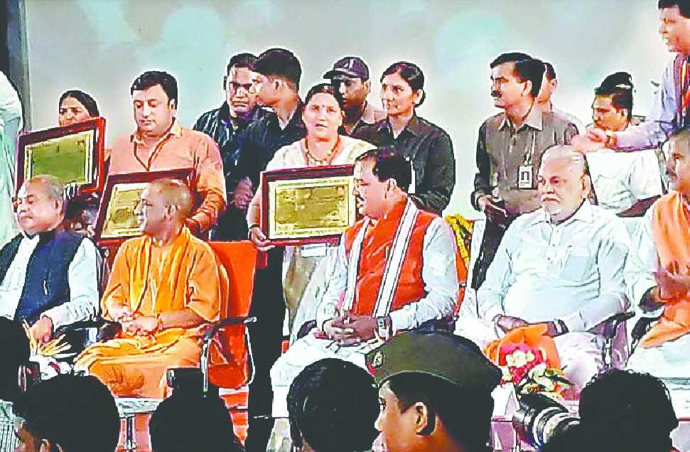 cm yogi gave 50 lakh rupees and  Panchayat Empowerment Award to chamoli panchayat