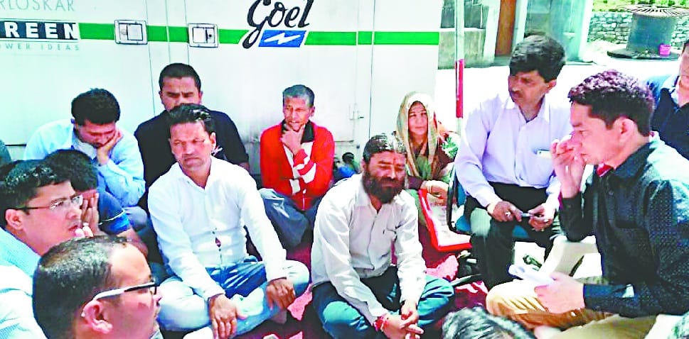 Refusing to meet the officials for talks, angry workers again sit on the rear