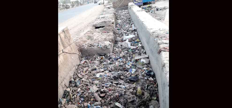 garbage is on the road and employees working on leaders and officers house