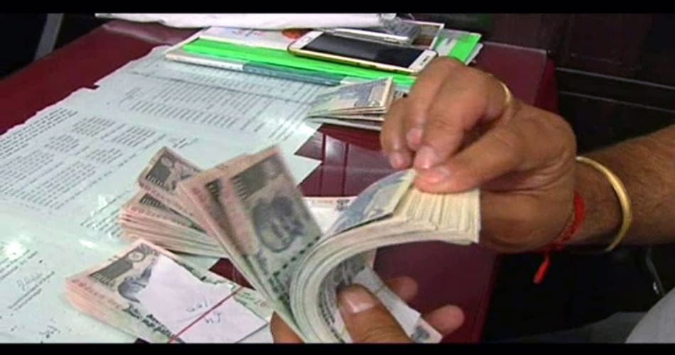 Man Was Making 1 Lac Fake Currency From Paper Of Rupees 900 Only