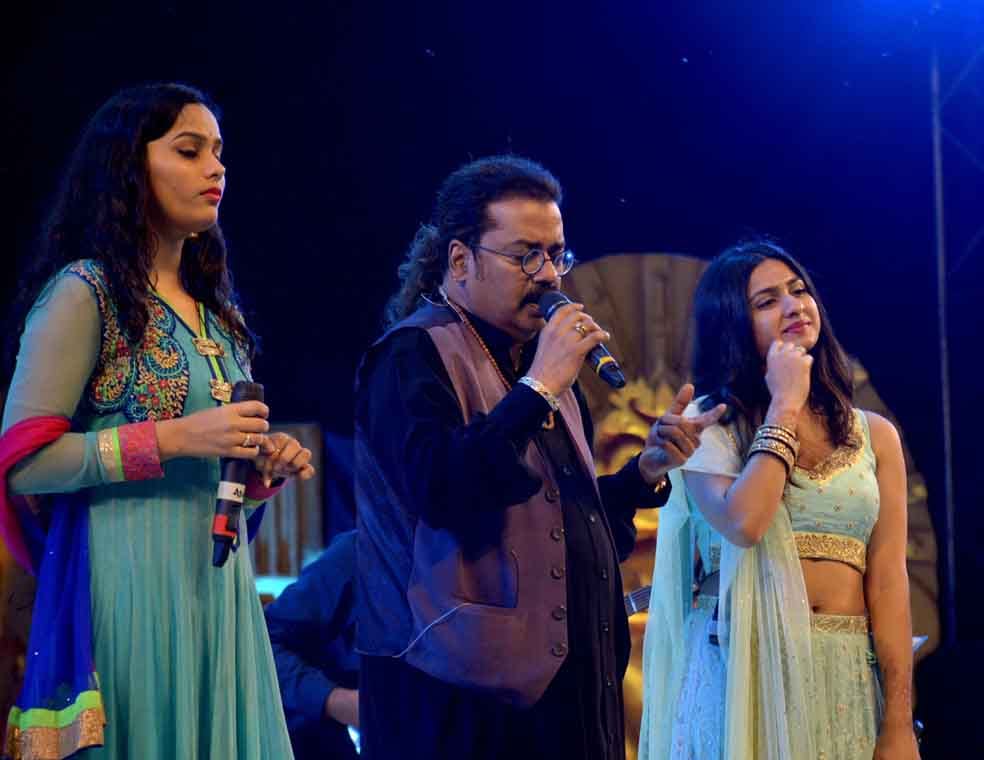 asha bhosle sing jhumka gira re in varanasi at sur ganga music festival