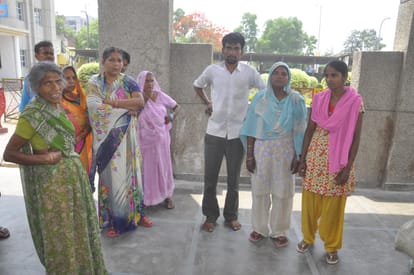 inspection of  minister siddharth singh after death of pregnant lady in lucknow lohia hospital