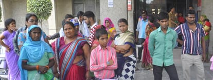 inspection of  minister siddharth singh after death of pregnant lady in lucknow lohia hospital