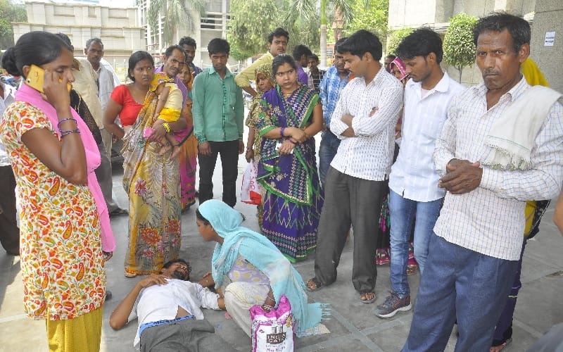 inspection of  minister siddharth singh after death of pregnant lady in lucknow lohia hospital