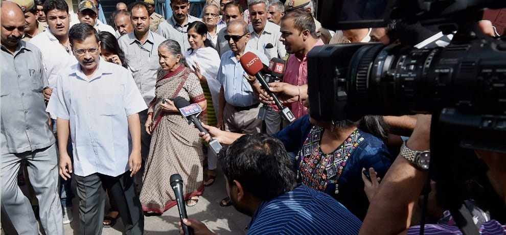  kejriwal ajay makan sisodia and Sheila Dikshit cast vote for MCD polls 2017