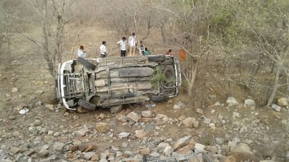Car turned on the Nahargarh hill