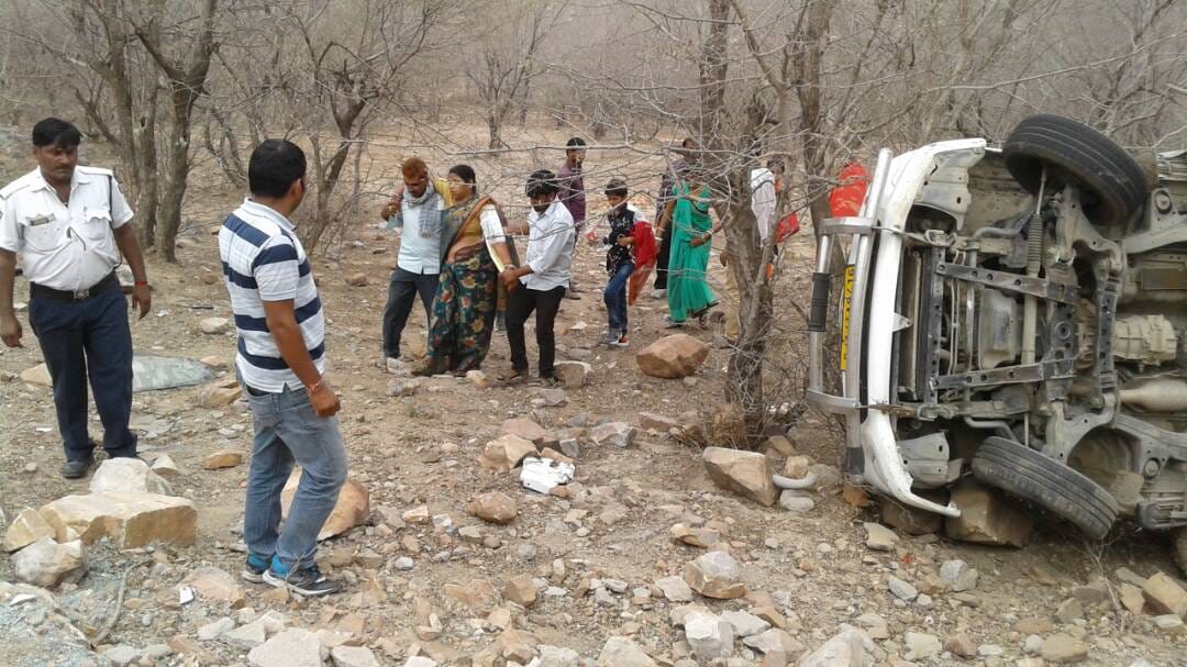 Car turned on the Nahargarh hill