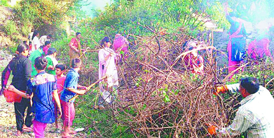 A large number of people came forward to clean the Bhagirathi Nullah