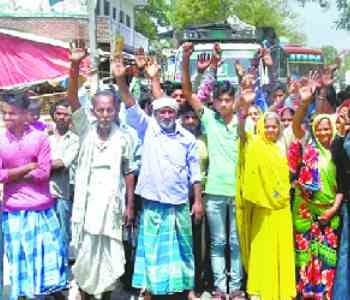villagers angry for the cash, the street jam and protest