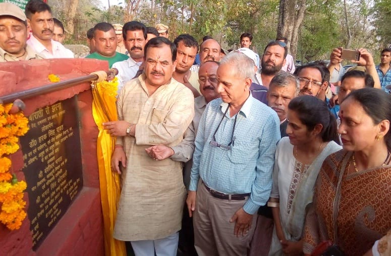 Tourists visiting Barati Rou
