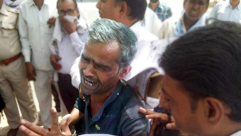 unemployed youngman eaten poison in front of dm and mp