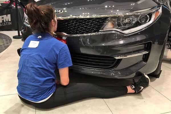 women won car after kissing it 50 hr continiously