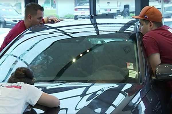 women won car after kissing it 50 hr continiously