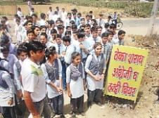 sharab ke theke ke virodh mein chhatra-chhatrayen