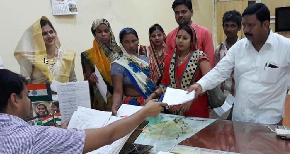 Failure to try to overthrow the plaque in district panchayat