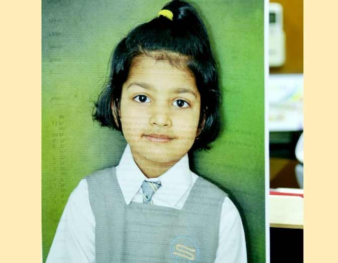 Father's finger was caught, a step left behind and the crane crushed his daughter