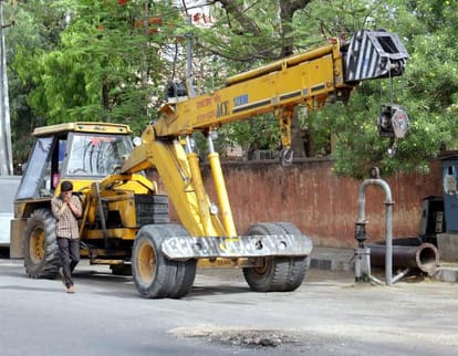 Father's finger was caught, a step left behind and the crane crushed his daughter