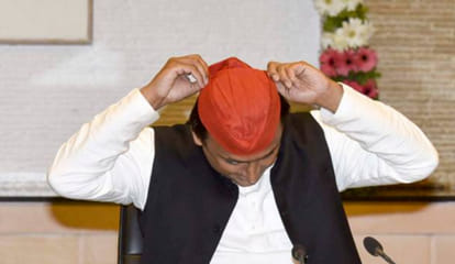 akhilesh yadav bursts on journalist