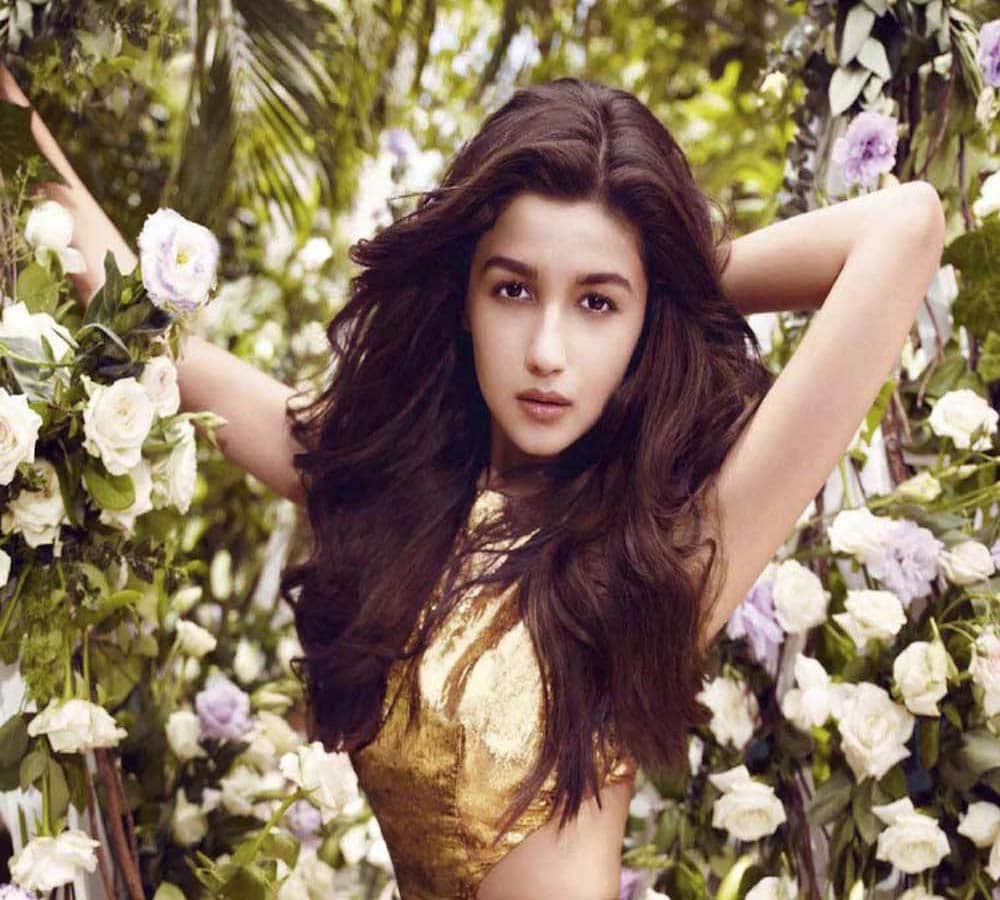 alia bhatt honoured with the best actress award in iifa 2017 for udta punjab