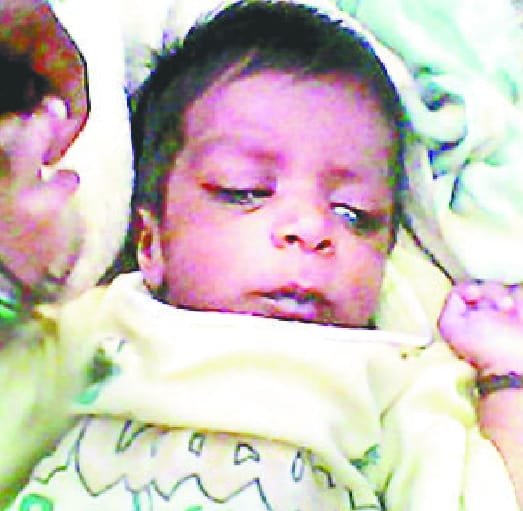The girl was thrown out of the mother's lap, she was thrown into the rajwahi, death