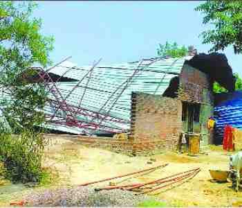 house collapses to the storm, youth dies