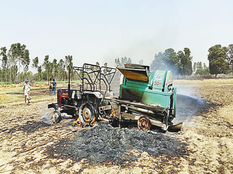 300 bigha crops including tractors and threshers in Manzgaon