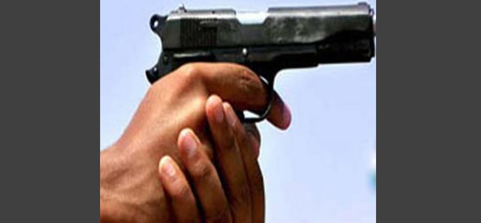  loot in electronics godown with toy gun