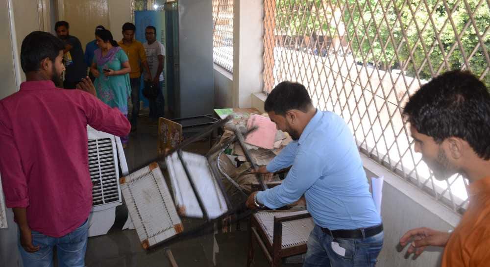 ruckus in dav college 