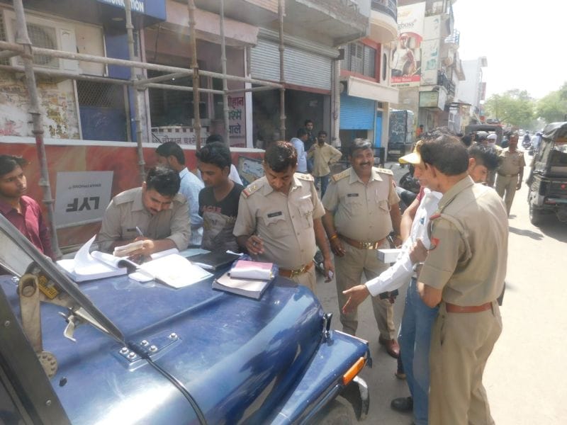 Dense vehicle checking campaign run in the city
