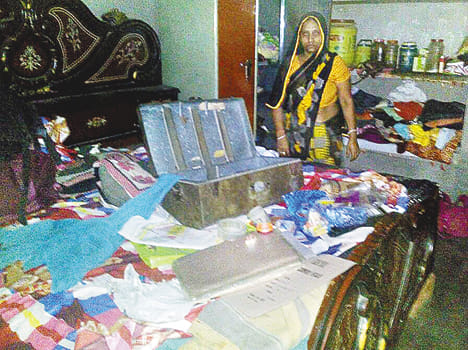 Locking the house lock, cash and cash theft