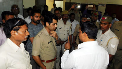 fight between sp and bjp leaders in pwd office